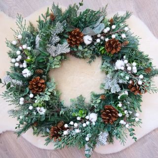 Zimní zasněžený věnec s jablíčky, na zimu i Vánoce 😍 Skladem na e-shopu. . . . . . . . #vanoce #venec #svetvencu #advent...