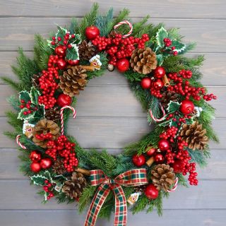 Vánoční věnec v červené, s cesmínou, jeřabinami, perníčky 😍 . . . . . . . . #vanoce #venec #svetvencu #advent...