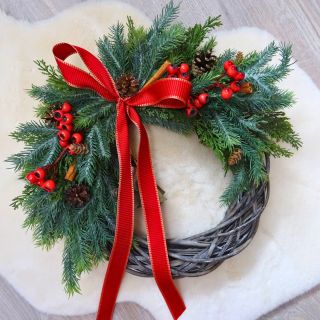 Se zvonky v červené ❤️ . . . . . . . . #vanoce #venec #svetvencu #advent #adventnivenec #vanocnivenec #vanocnidekorace...