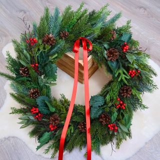 Vánoční cesmínový, novinka 🎄 . . . . . . . . . #vanoce #venec #svetvencu #advent #adventnivenec #vanocnivenec...