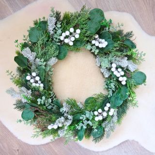 Zimní novinka 💚 . . . . . . . . . . #zima #venec #svetvencu #rucniprace #rucnivyroba #homedesign #vyrobenovcesku...