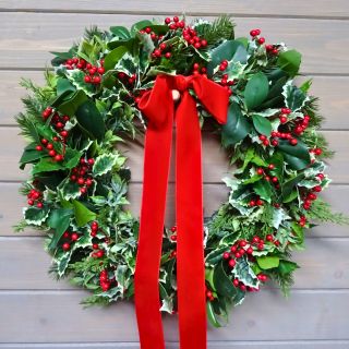 Letos vítězí červená ❤️ . . . . . . . . . #vanoce #venec #svetvencu #advent #adventnivenec #vanocnivenec #vanocnidekorace...